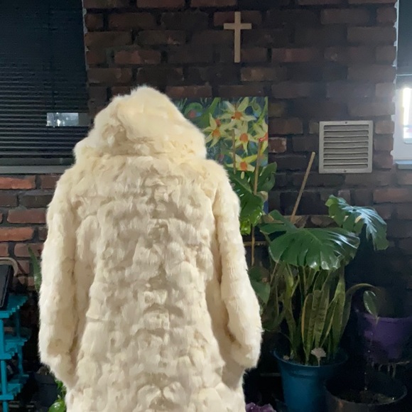 Light weight spring/fall faux fur so fluffyy - Picture 3 of 3